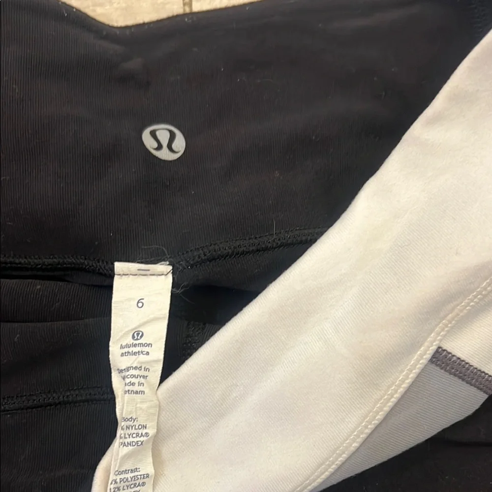 Lululemon Athletica Groove Crop Size 6 Reversible Leggings Black Grey White